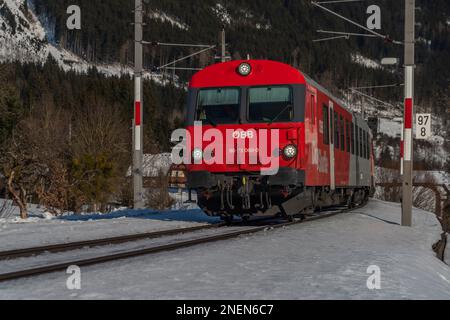 Austria rosso treni passeggeri veloci nella stazione di Ardning 02 10 2023 Foto Stock