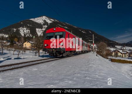 Austria rosso treni passeggeri veloci nella stazione di Ardning 02 10 2023 Foto Stock