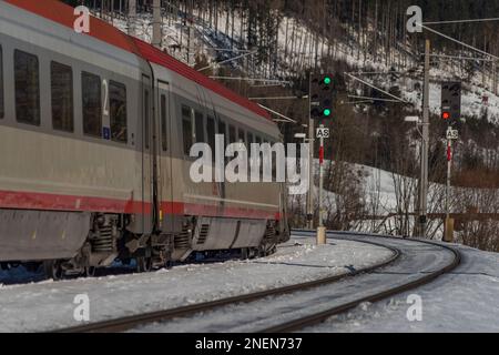 Austria rosso treni passeggeri veloci nella stazione di Ardning 02 10 2023 Foto Stock