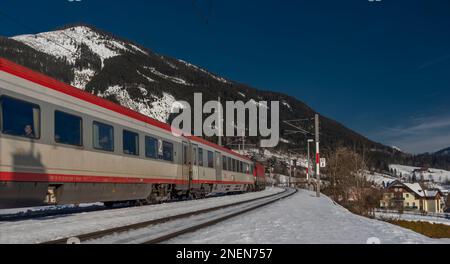 Austria rosso treni passeggeri veloci nella stazione di Ardning 02 10 2023 Foto Stock