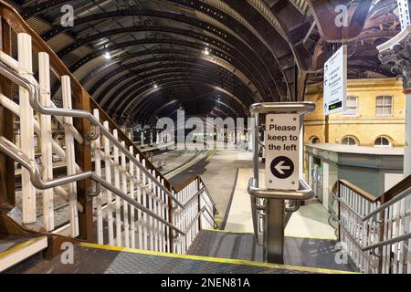 02/01/2023 Stazione ferroviaria di York, vuota la serata prima di uno sciopero dei segnalatori RMT Network Rail Foto Stock