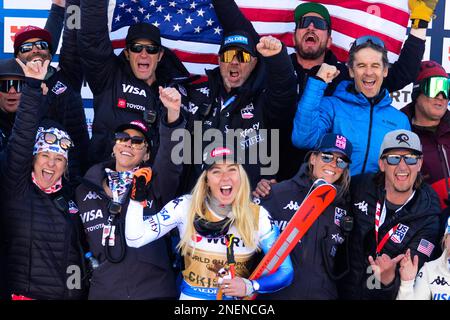Francia. 16th Feb, 2023. Mikaela Shiffrin degli Stati Uniti con membri della US Ski Team dopo aver vinto la gara di sci femminile Giant Slalom a Meribel France. (Credit Image: © Christopher Levy/ZUMA Press Wire) SOLO PER USO EDITORIALE! Non per USO commerciale! Foto Stock