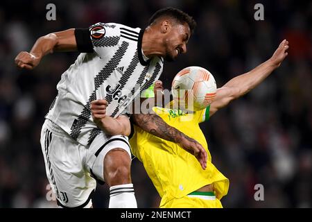 Torino, Italia. 16 febbraio 2023. Danilo Luiz da Silva della Juventus FC compete per un header con Mostafa Mohamed del FC Nantes durante la partita di calcio della UEFA Europa League, partita di calcio di calcio di prima tappa tra Juventus FC e FC Nantes. Credit: Nicolò campo/Alamy Live News Foto Stock