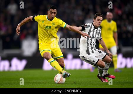 Torino, Italia. 16 febbraio 2023. Mostafa Mohamed del FC Nantes compete per la palla con Nicolo Fagioli della Juventus FC durante la partita di calcio della UEFA Europa League, partita di calcio di calcio di un turno, tra Juventus FC e FC Nantes. Credit: Nicolò campo/Alamy Live News Foto Stock