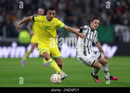 Torino, Italia. 16 febbraio 2023, Mostafa Mohamed del FC Nantes e Nicolo Fagioli della Juventus FC combattono per la palla durante la prima tappa della partita di calcio della UEFA Europa League tra Juventus FC e FC Nantes allo stadio Allianz il 16 2023 febbraio a Torino. Foto Stock