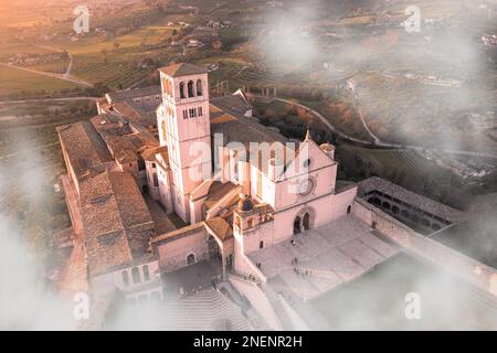 veduta aerea della basilica di san francesco nella città di assisi umbria con nebbia Foto Stock