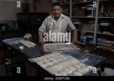Buenos Aires, Argentina. 16th Feb, 2023. Un uomo prepara ciambelle di carne. Durante la grave crisi economica e finanziaria, il tasso di inflazione annuale nel paese sudamericano è salito al 98,8 per cento. Credit: Pepe Mateos/dpa/Alamy Live News Foto Stock
