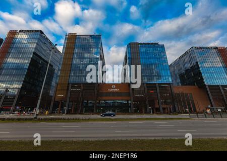 Danzica, Polonia - Aprile 2022: Piazza Alchemia con pochi moderni grandi edifici aziendali Foto Stock