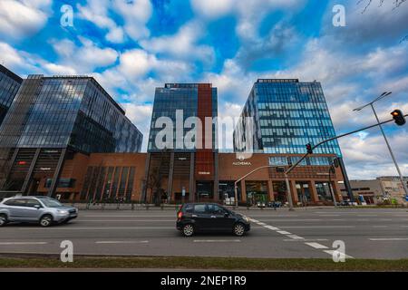 Danzica, Polonia - Aprile 2022: Piazza Alchemia con pochi moderni grandi edifici aziendali Foto Stock