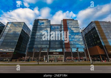 Danzica, Polonia - Aprile 2022: Piazza Alchemia con pochi moderni grandi edifici aziendali Foto Stock