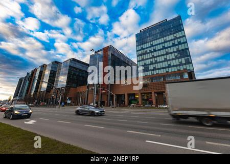 Danzica, Polonia - Aprile 2022: Piazza Alchemia con pochi moderni grandi edifici aziendali Foto Stock