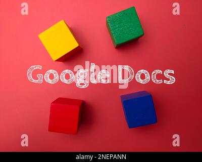 Una vista dall'alto la parola Google documenti su sfondo rosso Foto Stock