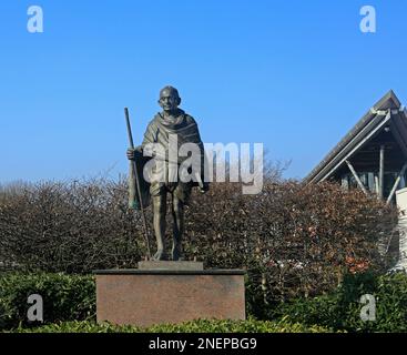 Mahatma Gandhi - Mohandas Karamchand Gandhi - statua a lunghezza intera. Cardiff Bay, Galles del Sud. Scultori RAM e Anil Sutar, Foto Stock