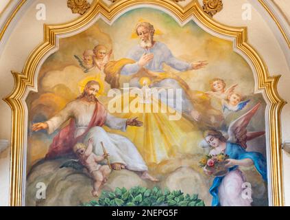 VALENCIA, SPAGNA - FEBBRAIO 17, 2022: L'affresco della Santissima Trinità nella chiesa Iglesia de San Marítn dal 20. cent. Foto Stock