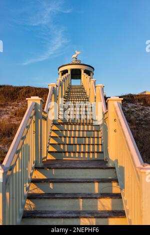 Seaside, padiglione in legno della Florida vicino all'oceano sulla spiaggia al tramonto in Florida con architettura pastello e gradini fino all'edificio con vista verticale a Santa Rosa Foto Stock