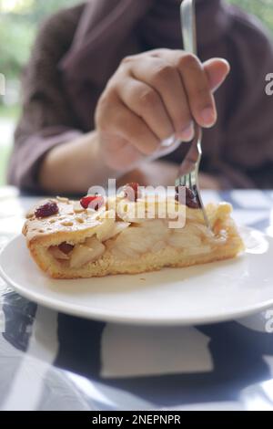 metà ha mangiato una fetta di torta di mele Foto Stock