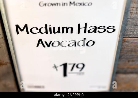 Media hass avocado prezzo tag, costoso per pezzo pricey lable in negozio di generi alimentari negozio supermercato, cresciuto in segno Messico Foto Stock
