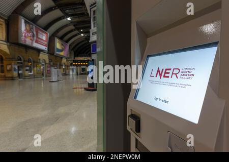 03/01/2023 York, stazione ferroviaria vuota durante lo sciopero dei segnalatori RMT con la biglietteria LNER Foto Stock