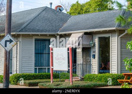 NEW ORLEANS, LA, USA - 15 FEBBRAIO 2023: Ristorante Tartine su Perrier Street, nel quartiere Uptown Foto Stock