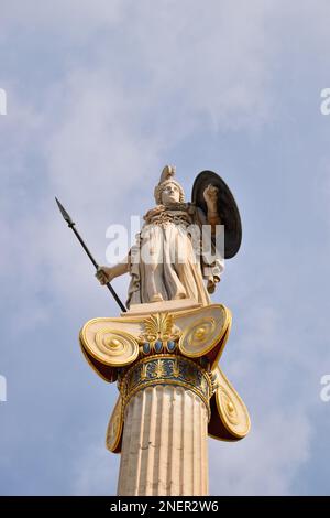 Statua di Atena sulla colonna ionica, Accademia di Atene Foto Stock