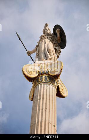 Statua di Atena sulla colonna ionica, Accademia di Atene Foto Stock