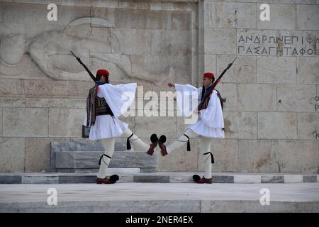 Cambio scenografico della guardia al parlamento ellenico, Atene Foto Stock