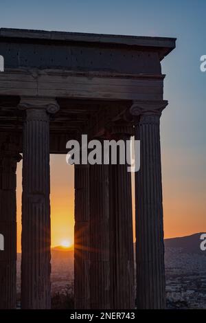 Tramonta sul tempio di Eretteo, l'Acropoli di Atene Foto Stock