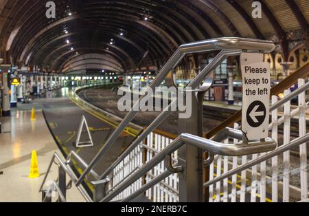 03/01/2023 York, stazione ferroviaria vuota durante lo sciopero dei segnalatori RMT Foto Stock