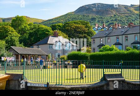 Penmaenmawr Bowling Club, all'ombra della montagna e cava di Penmaenmawr, Galles del Nord. Immagine ripresa nell'agosto 2022. Foto Stock