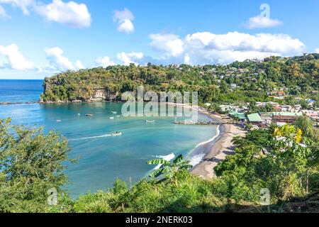 Vista della città e della baia, Anse la Raye, Anse la Raye District, Santa Lucia, piccole Antille, Caraibi Foto Stock