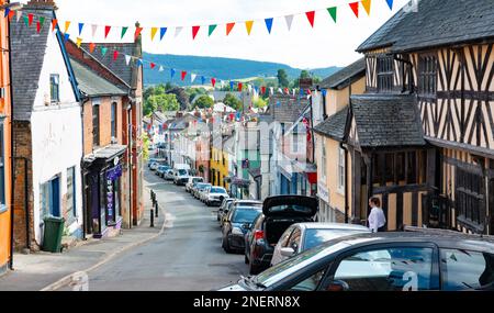 High Street, Bishops Castle, Shropshire, Inghilterra. Immagine ripresa nell'agosto 2022. Foto Stock