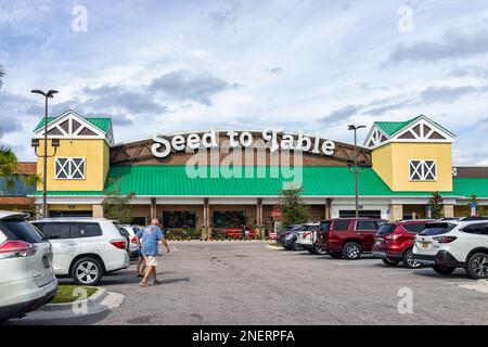 Napoli, USA - 17 novembre 2021: Oakes Farms Seed to Table drogheria supermercato negozio parcheggio esterno con persone come alimentari locali a Napoli, Foto Stock