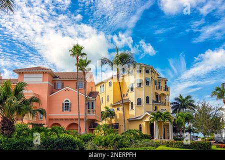 Bonita Springs, USA - 2 novembre 2021: Barefoot Beach Boulevard strada in Florida comunità residenziale con case di lusso colorate ricco bene immobile Foto Stock