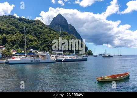 Vista dei Pitons dalla città di Soufrière, quartiere Soufrière, Santa Lucia, piccole Antille, Caraibi Foto Stock