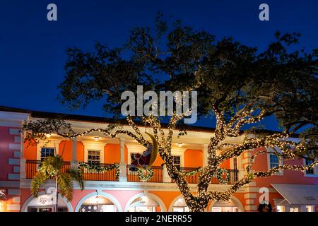 Napoli, USA - 23 dicembre 2021: Napoli, Florida notte in vacanza la vigilia di Natale a Third Street South con appendere Babbo Natale decorazione illuminazione Foto Stock