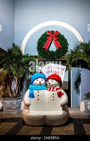 Napoli, USA - 23 dicembre 2021: Napoli, Florida terza strada a sud la sera di notte con le decorazioni di pupazzo di neve stagione di Natale e nessuno Foto Stock