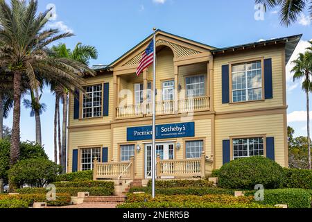 Napoli, USA - 28 dicembre 2021: Vanderbilt Beach Road nella città della Florida, con moderno esterno dell'edificio per l'ufficio immobiliare del Premier Sotheby e Un Foto Stock