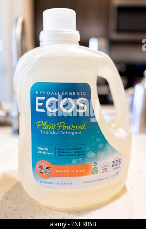 Napoli, USA - 28 dicembre 2021: Marchio ECOS di detergente per bucato a base vegetale ipoallergenico con magnolia e profumo di giglio come prodotto sfuso di Costco s. Foto Stock