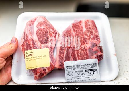 Napoli, USA - 23 gennaio 2022: Publix supermercato negozio Greenwise antibiotici libera allevato naturalmente agnello spalla braciole con mano tenere confezione Foto Stock