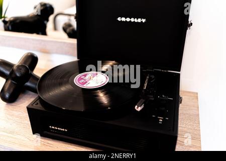 Fort Myers, USA - 28 gennaio 2022: Foo Fighters vinil record su Crosley giocatore di musica rock per la medicina a Midnight album closeup Foto Stock