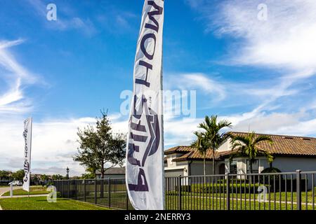 Fort Myers, USA - 28 gennaio 2022: Casa residenziale casa comunità costruita da Pulte PulteGroup sviluppatore di immobili con segno banner bandiere all'aperto n Foto Stock