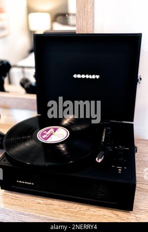 Fort Myers, USA - 28 gennaio 2022: Foo Fighters vinil music record su Crosley giocatore che gioca l'album di musica rock Medicine at Midnight Foto Stock