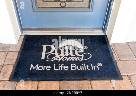 Fort Myers, USA - 28 gennaio 2022: Cartello su tappeto per case di modelli di case casa aperto costruito da PulteGroup sviluppatore immobiliare di Napoli, Flo Foto Stock