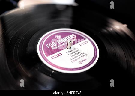 Fort Myers, USA - 28 gennaio 2022: Foo Fighters vinil record sul giocatore che suona musica rock band in stile retrò vintage per l'album Medicine at Midnight Foto Stock