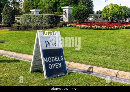 Fort Myers, USA - 28 gennaio 2022: Segno per le case di pulte di casa di modelli aperto nella comunità residenziale costruita da PulteGroup sviluppatore di immobili Foto Stock