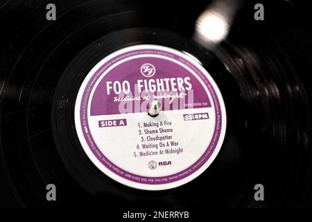 Fort Myers, USA - 28 gennaio 2022: Foo Fighters vinil record sul giocatore che gioca rock music for Medicine a Midnight album macro closeup flat top Lay v Foto Stock