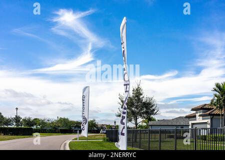 Fort Myers, USA - 28 gennaio 2022: Comunità residenziale costruita dalla società di sviluppo Pulte PulteGroup con bandiera segno fuori in Florida Foto Stock