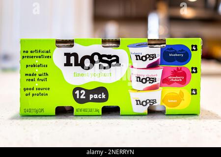 Napoli, USA - 5 febbraio 2022: Yogurt Noosa Fruit Flavor, yogurt naturale australiano marchio prodotto in confezione di fragola, blu Foto Stock