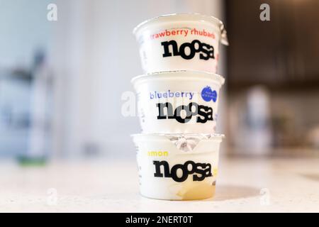 Napoli, USA - 5 febbraio 2022: Yogurt Noosa di mirtillo, limone, fragola rabarbaro sapori di frutta, yogurt naturale australiano marchio di fabbrica produ Foto Stock