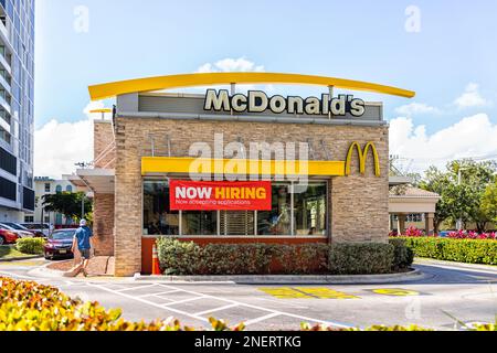 Sunny Isles Beach, USA - 12 febbraio 2022: McDonald's fast food fast food fast food ristorante servizio rapido caffè a Miami, Florida con banner per lavoro vacante Foto Stock